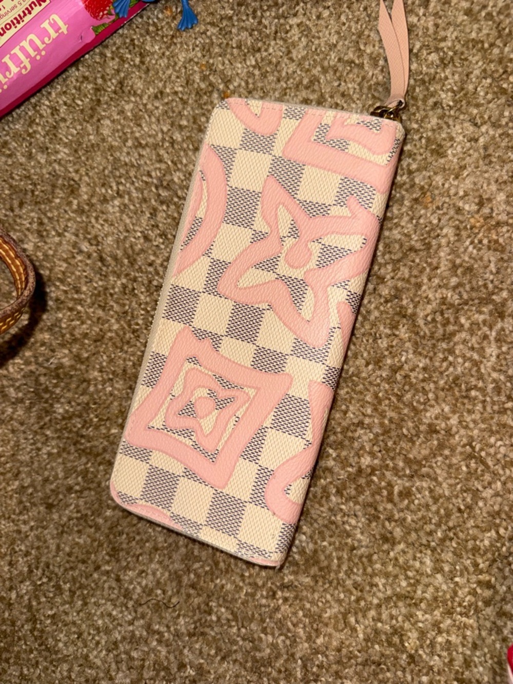Womens Limited Edition LV Zip Wallet